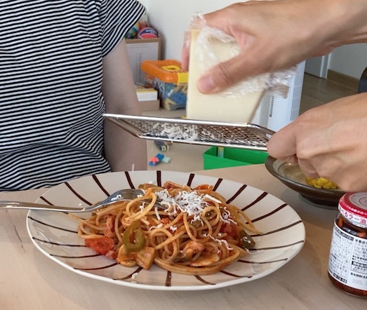 パルミジャーノレッジャーノをパスタにかける