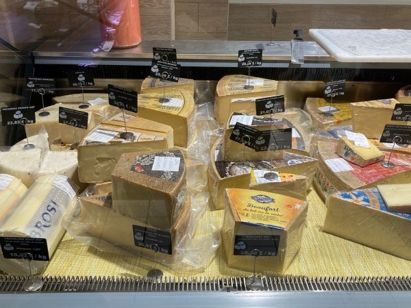 フランス、イタリア、スイスなど各国のチーズが並んでいる様子