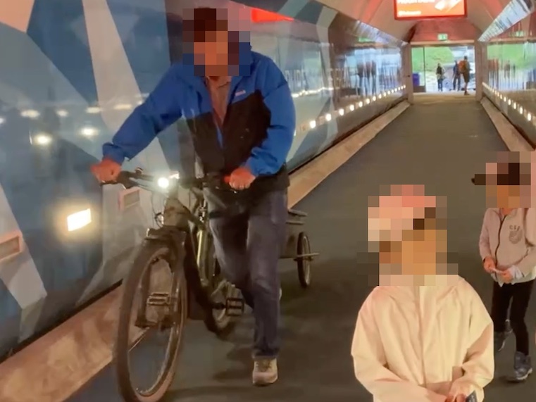 ケーブルカー乗り場へ自転車を持ち込む人