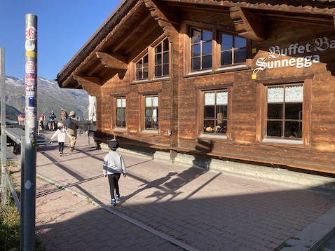 スネガパラダイス駅付近のロッジ風建物