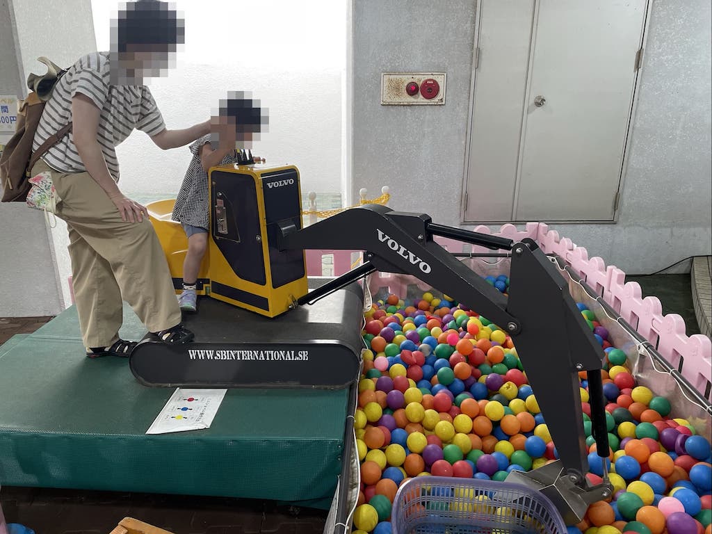 アソビングビレッジの室内遊び場_ショベルカー