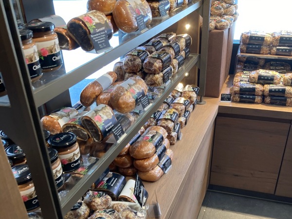Fuchsの店内1(ずっしり重たいパンが並ぶ)