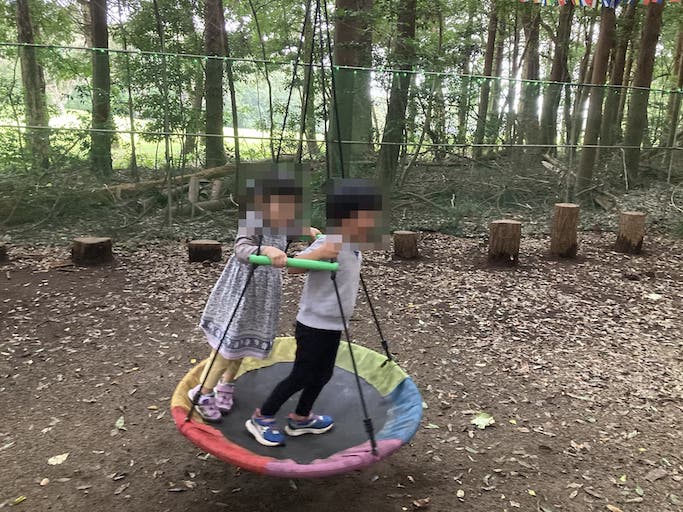 ブランコで遊ぶ子どもたち