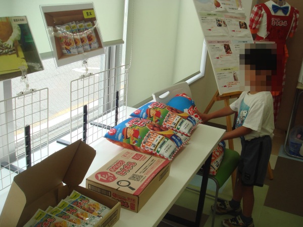 受付前に置かれていた石井食品のグッズ