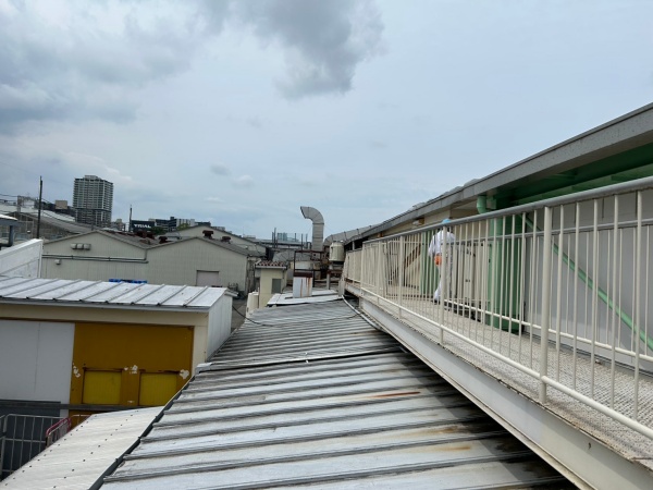 工場の入口。味わい深いレトロな建物