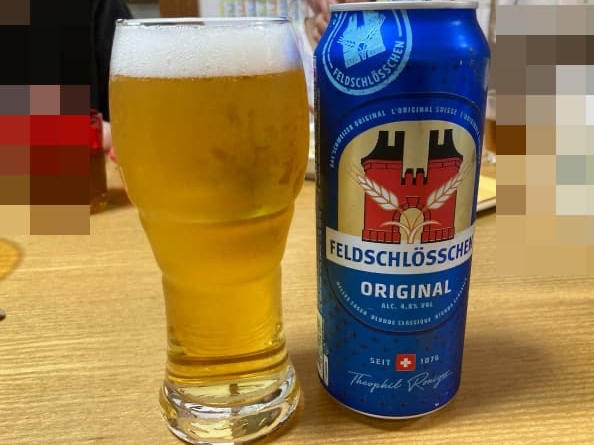 Feldschlösschenのビール缶とグラス