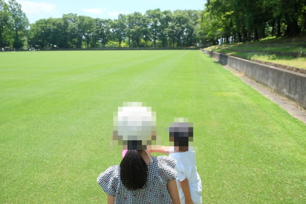 100均フリスビーを投げる直前