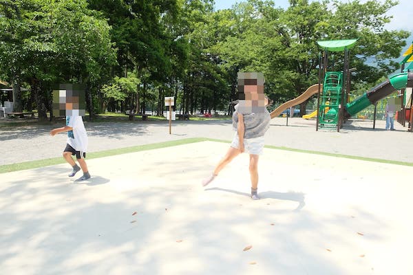 ベッドジャンパーで飛び跳ねて踊る娘
