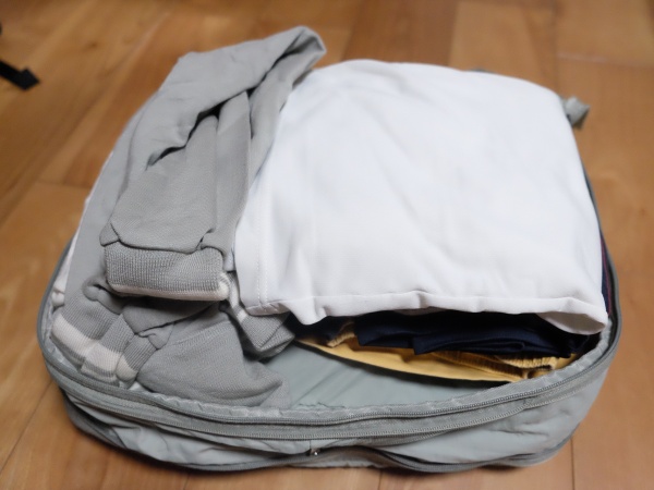表に荷物を入れる