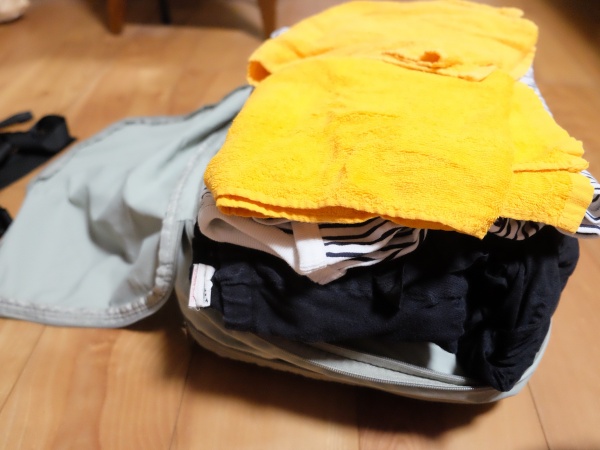 裏に荷物を入れる