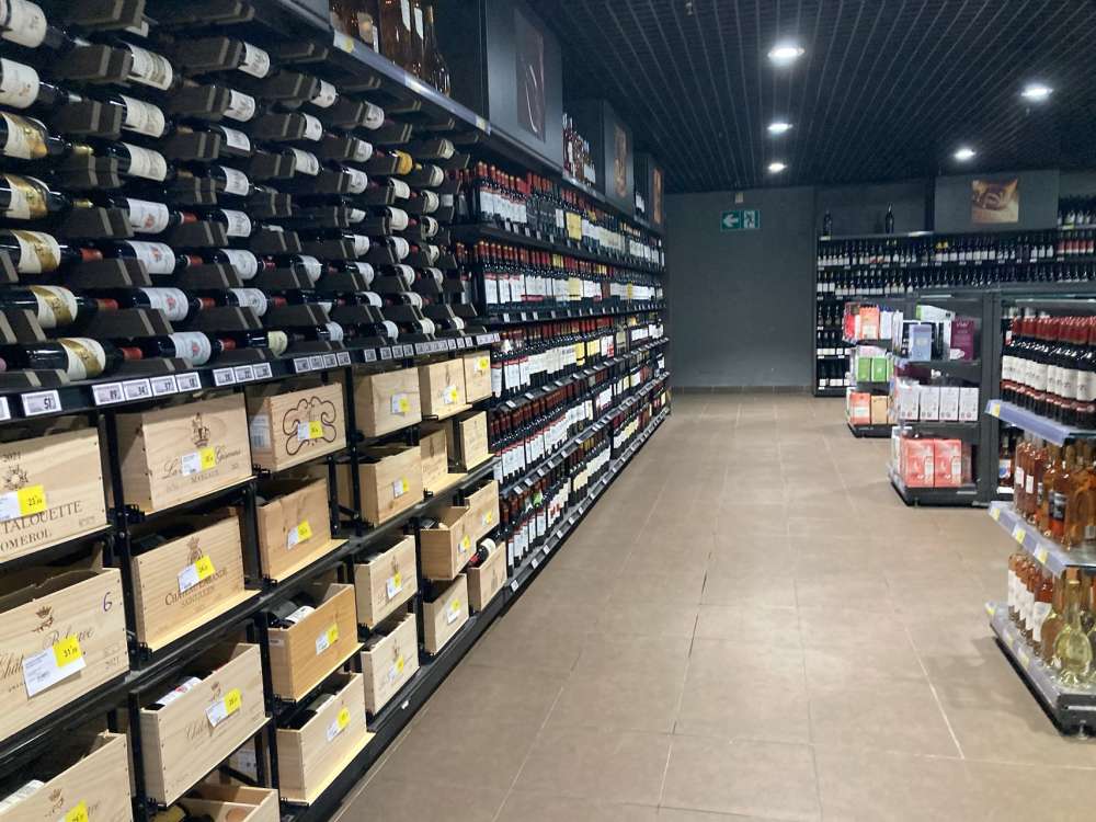 ジュネーブから移動して訪問したフランスのスーパー・お酒売り場