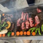 八千代市ボンゴヴィラ_バーベキューでお肉と野菜を焼いている様子