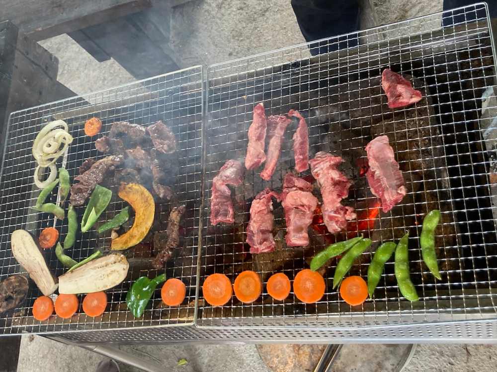 八千代市ボンゴヴィラ_バーベキューでお肉と野菜を焼いている様子