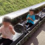 フィンシュテックの滑り台（ローデルバーン）に乗る子ども