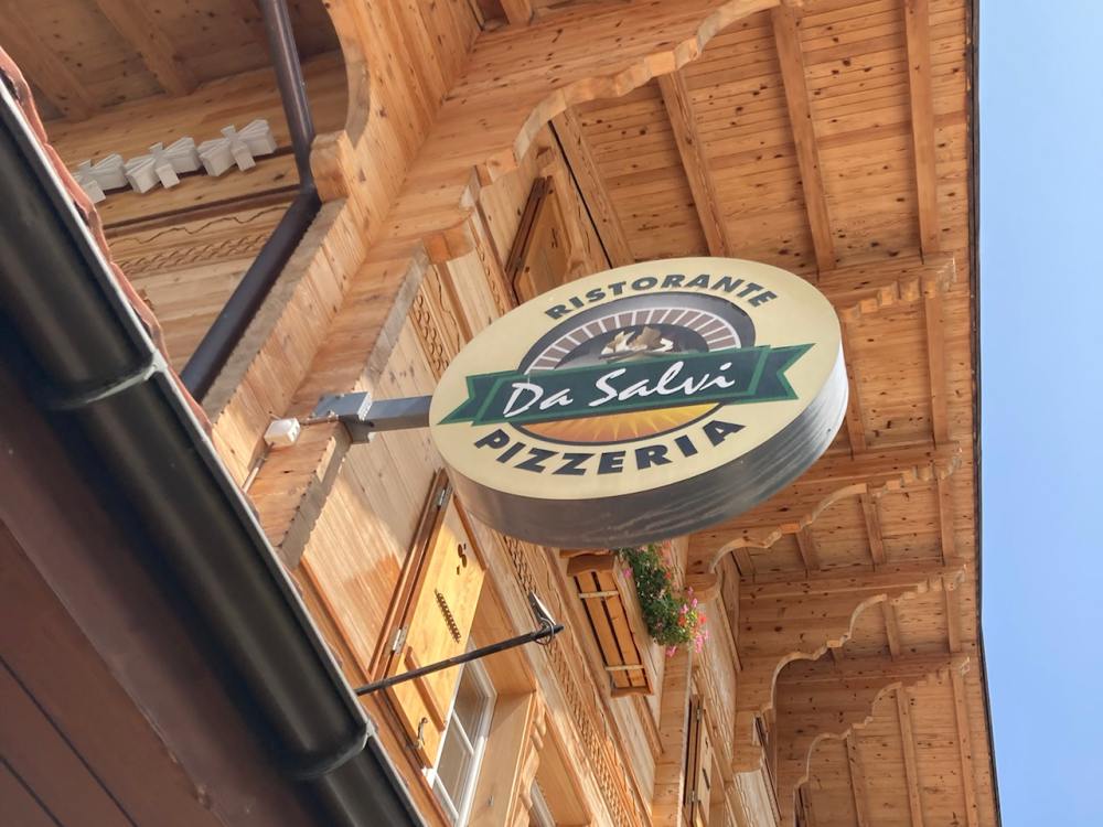 グリンデルワルトのイタリアンレストラン_Da Salviの看板