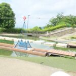 山梨県笛吹川フルーツ公園_アクアアスレチックのイカダ渡り