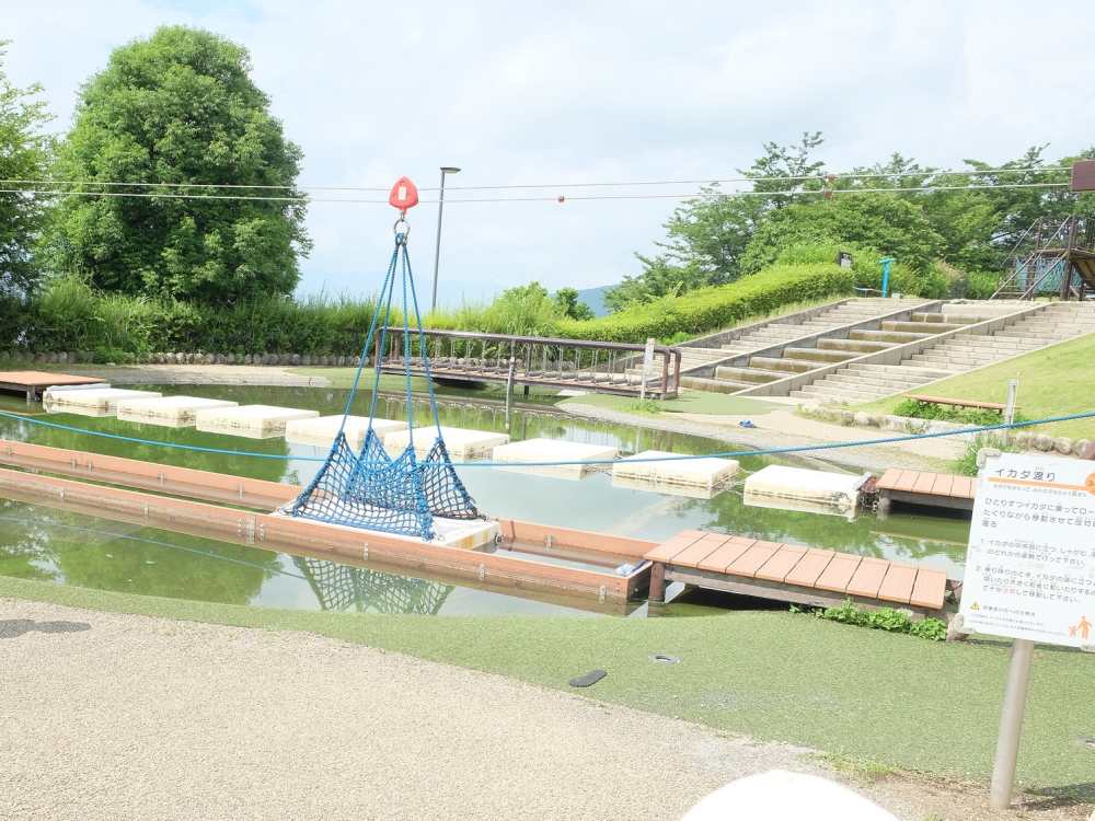 山梨県笛吹川フルーツ公園_アクアアスレチックのイカダ渡り