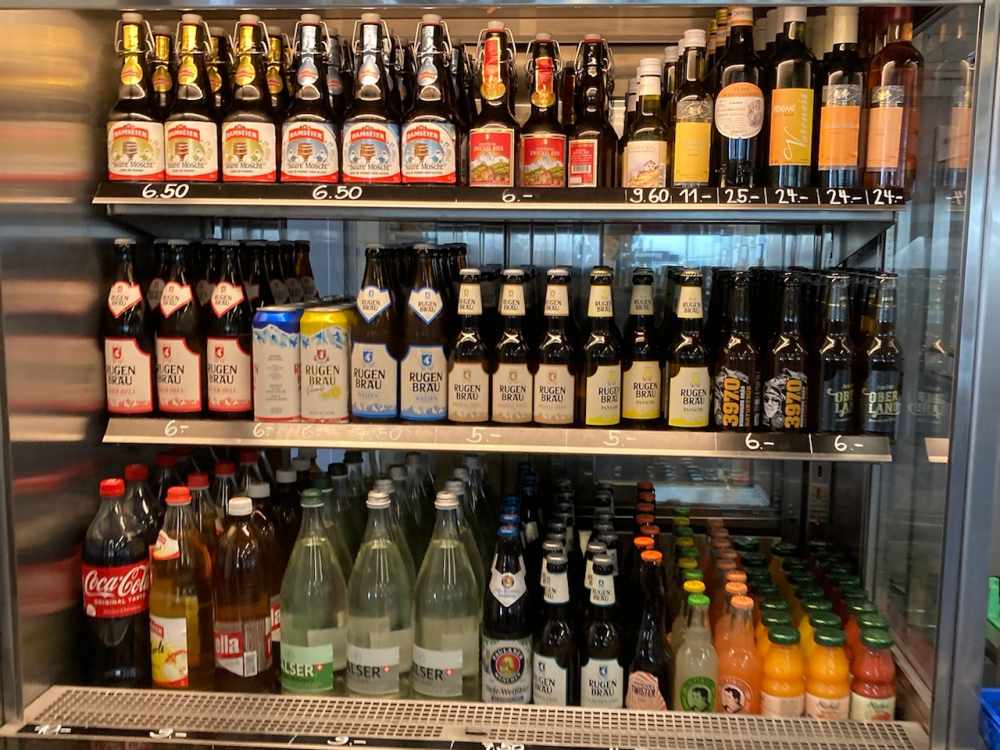 グリンデルワルト・メンリッヒェンの売店（ビールなどのお酒がたくさん並んでいる）