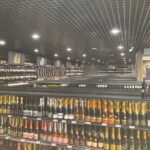 スーパーのお酒売り場・非常にたくさんのワインが並んでいる