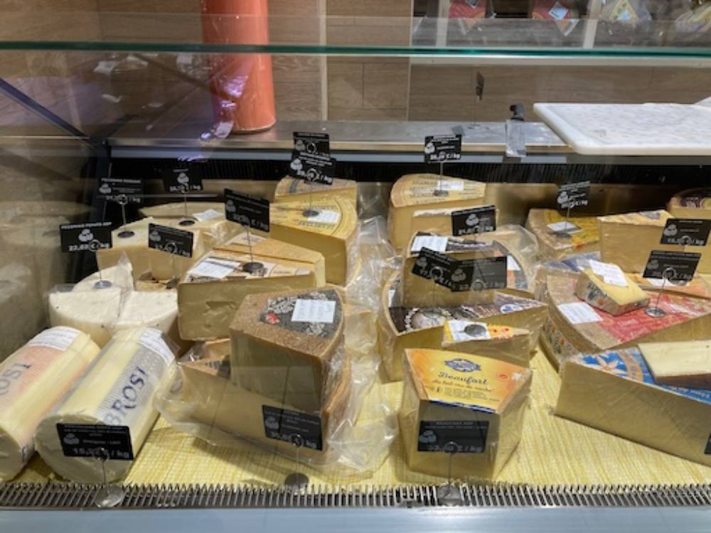 スイスのスーパーに並ぶチーズ
