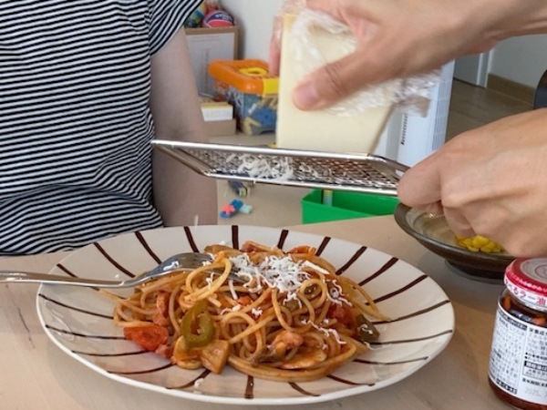 パルミジャーノレッジャーノをパスタにかける