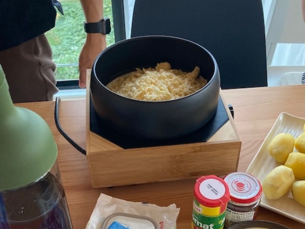 友人宅で食べさせてもらったチーズフォンデュ