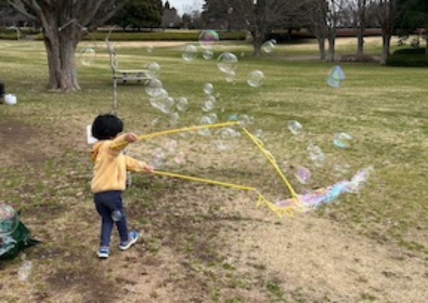 昭和の森公園　子供がシャボン玉を作っている様子