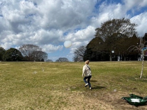 昭和の森公園　煙入りシャボン玉を追いかける様子