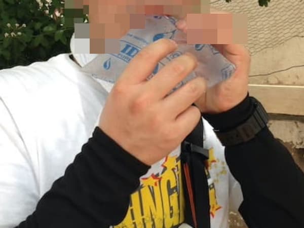 袋入り水を飲む
