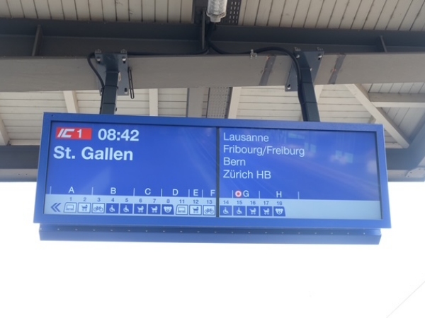 スイス駅の掲示板に表示されたICの案内