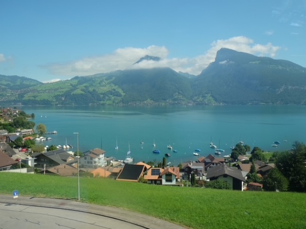 スイス鉄道の車窓から見える山と湖の風景