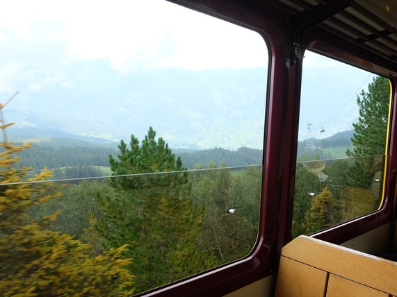 登山鉄道からの絶景車窓