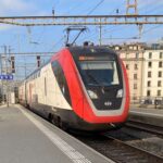 スイスの駅で特急がホームに到着するところ