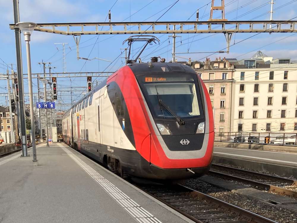 スイスの駅で特急がホームに到着するところ