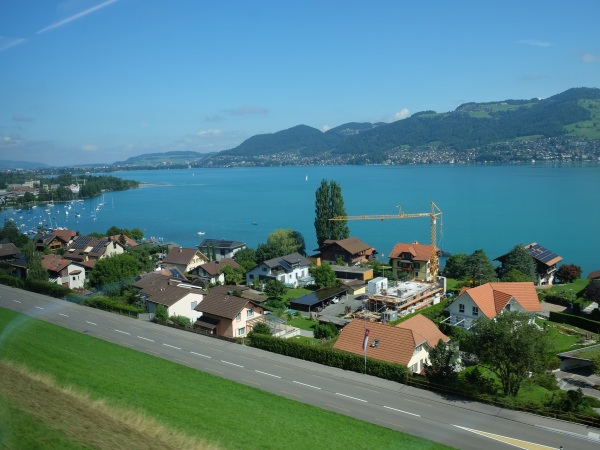 スイスの電車の車窓から見える美しい風景