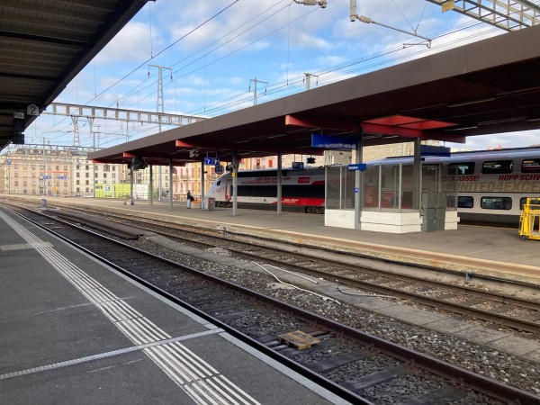 スイスの駅に特急電車が停まっている様子