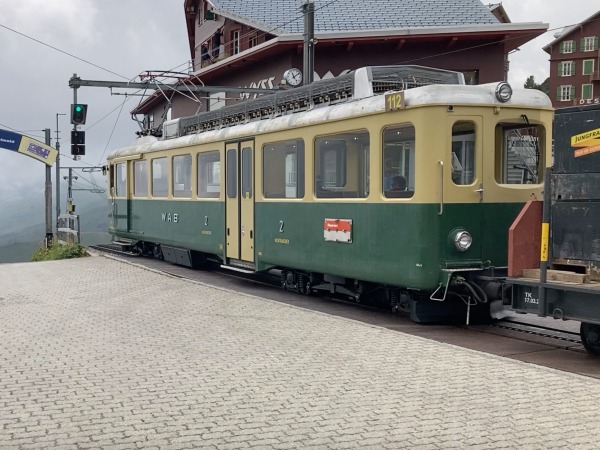 クライネ・シャイデック駅を出発する貨物列車