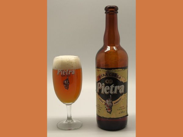 Pietraビールとグラス（栗ビール）
