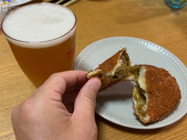カレーパンをちぎった様子