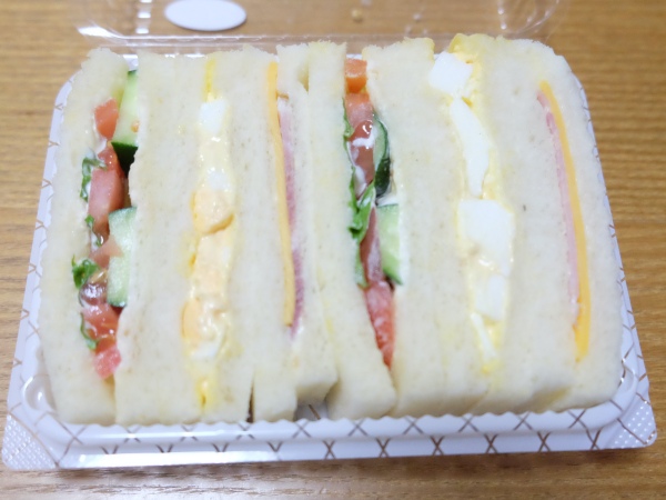 ピーターパンのサンドイッチ（蓋を開けた様子）
