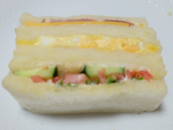 贅沢食いする直前のサンドイッチ