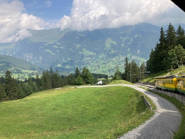 ヴェンゲンアルプ鉄道の車窓風景