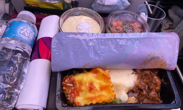 カタール航空の機内食1:ラザニアと牛肉とポテト