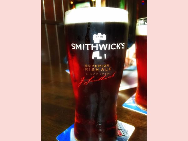 Smithwick’s ビールをグラスに注いだ状態