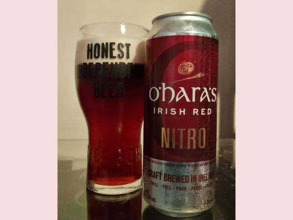 O’Hara’s Irish Redの缶とグラスに注がれた状態