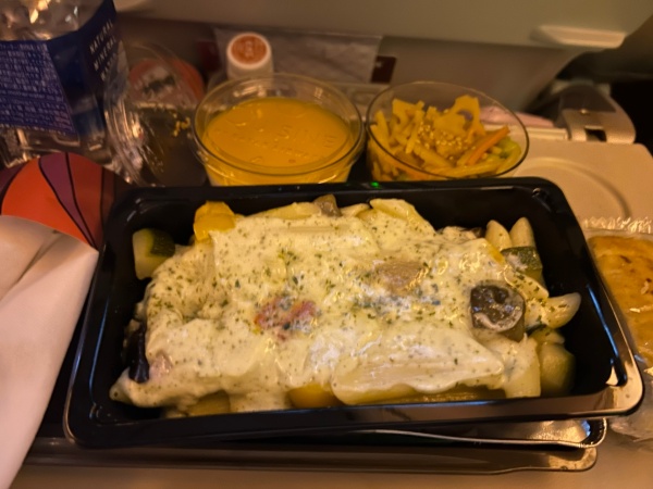 カタール航空エコノミー 成田発深夜便 機内食 パスタ