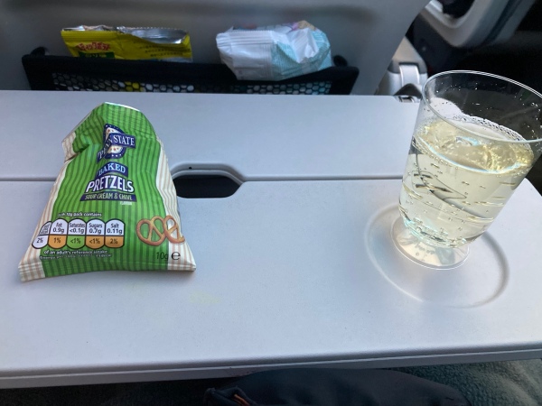 カタール航空 プレッツェルとスパークリングワイン