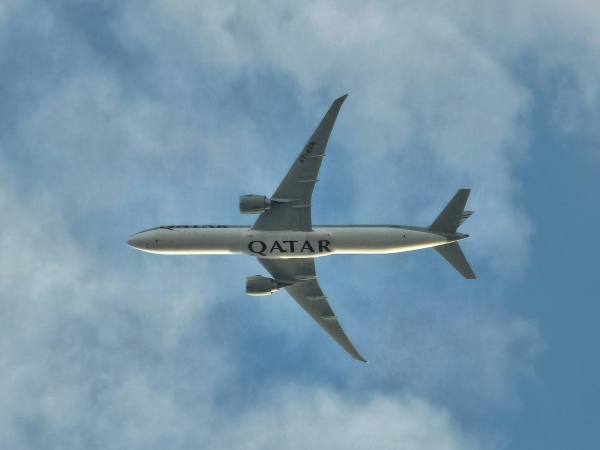 カタール航空の機体を下から撮影した写真