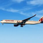 カタール航空の航空機が飛んでいる様子