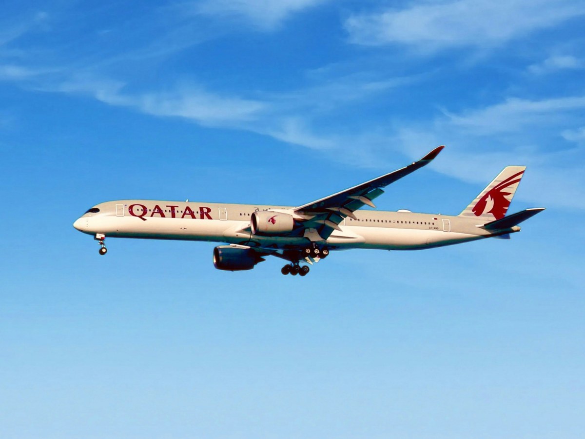 カタール航空の航空機が飛んでいる様子